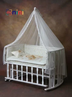 تخت و گهواره کنار مادر