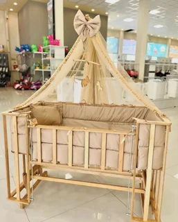 تخت و گهواره کنار مادر