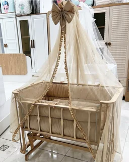 تخت و گهواره کنار مادر